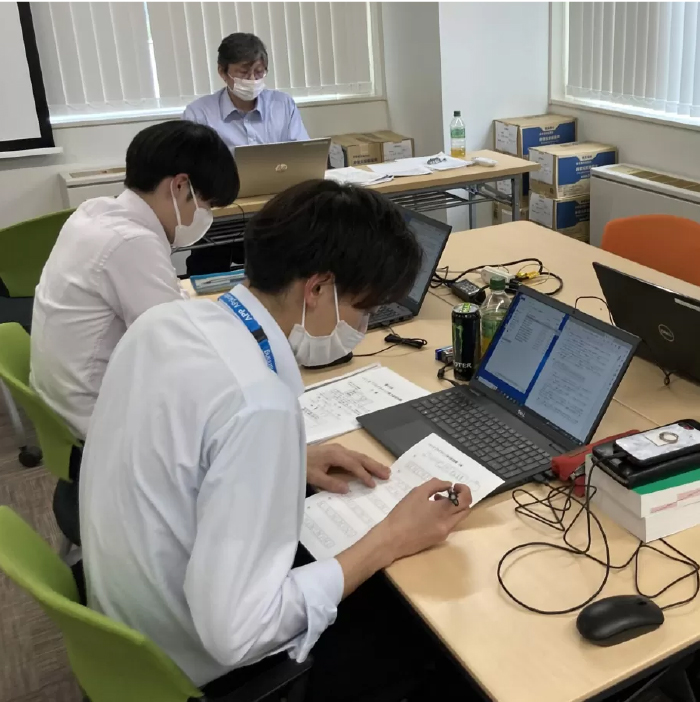 新卒者向け研修は3ヶ月間。その後は各配属先でOJT研修を実施。